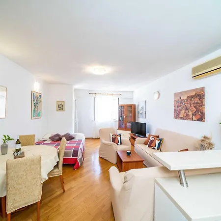 Down Town - One Bedroom With Balcony