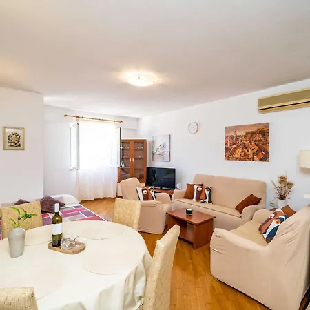 Down Town - One Bedroom With Balcony *