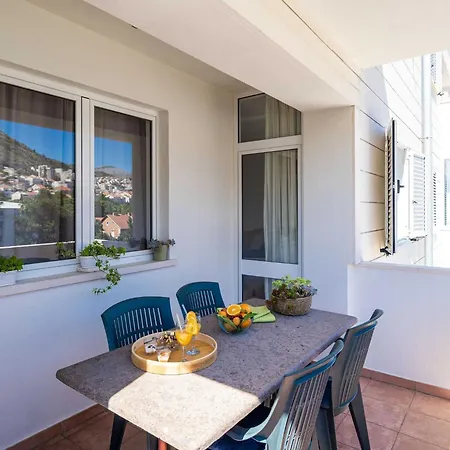 Apartment Down Town - One Bedroom With Balcony