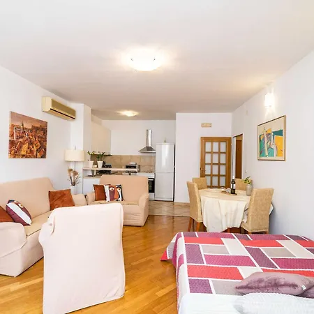 Down Town - One Bedroom With Balcony *