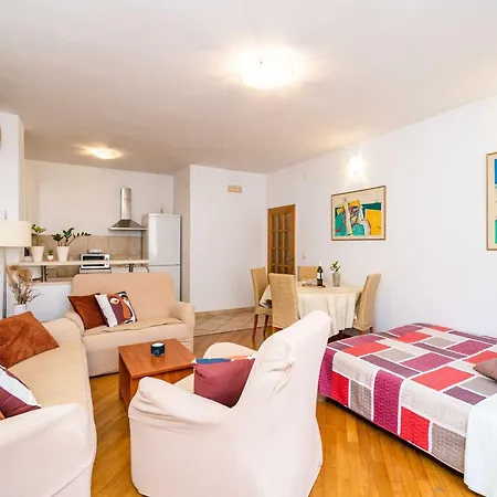 Down Town - One Bedroom With Balcony