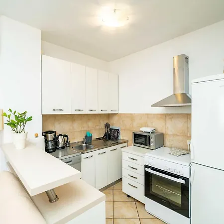 Down Town - One Bedroom With Balcony Apartman