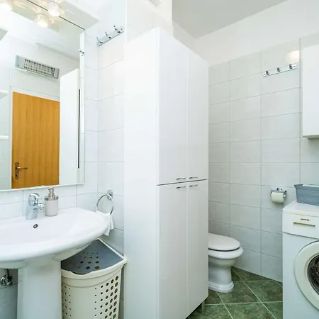 Down Town - One Bedroom With Balcony Apartman